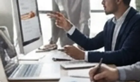 Equipo ejecutivo trabajando en una propuesta comercial
