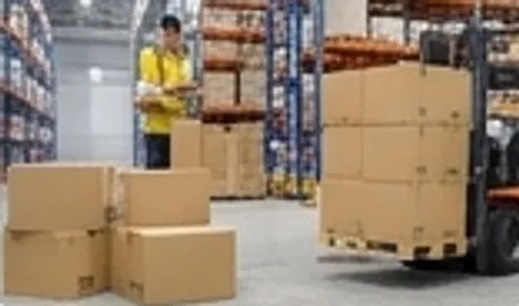 Bodega con cajas listas para despacho